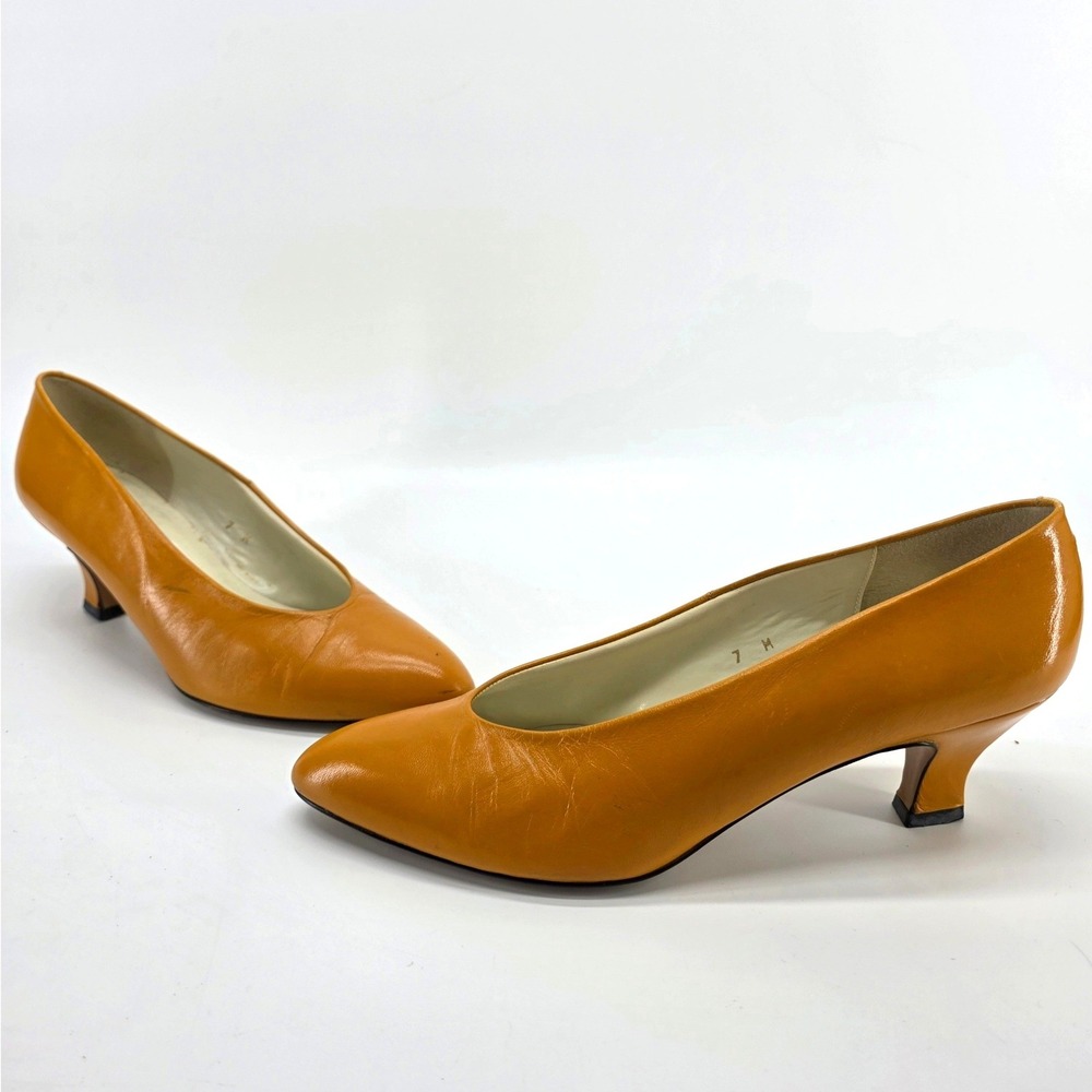 Vintage Liz Claiborne Kitten Heels Pumps Mustard Yellow Leather Spain 7M Retro